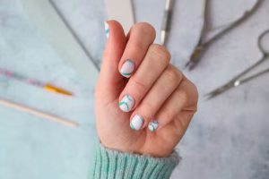 cropped-hand-man-with-nail-polish_1033085-803